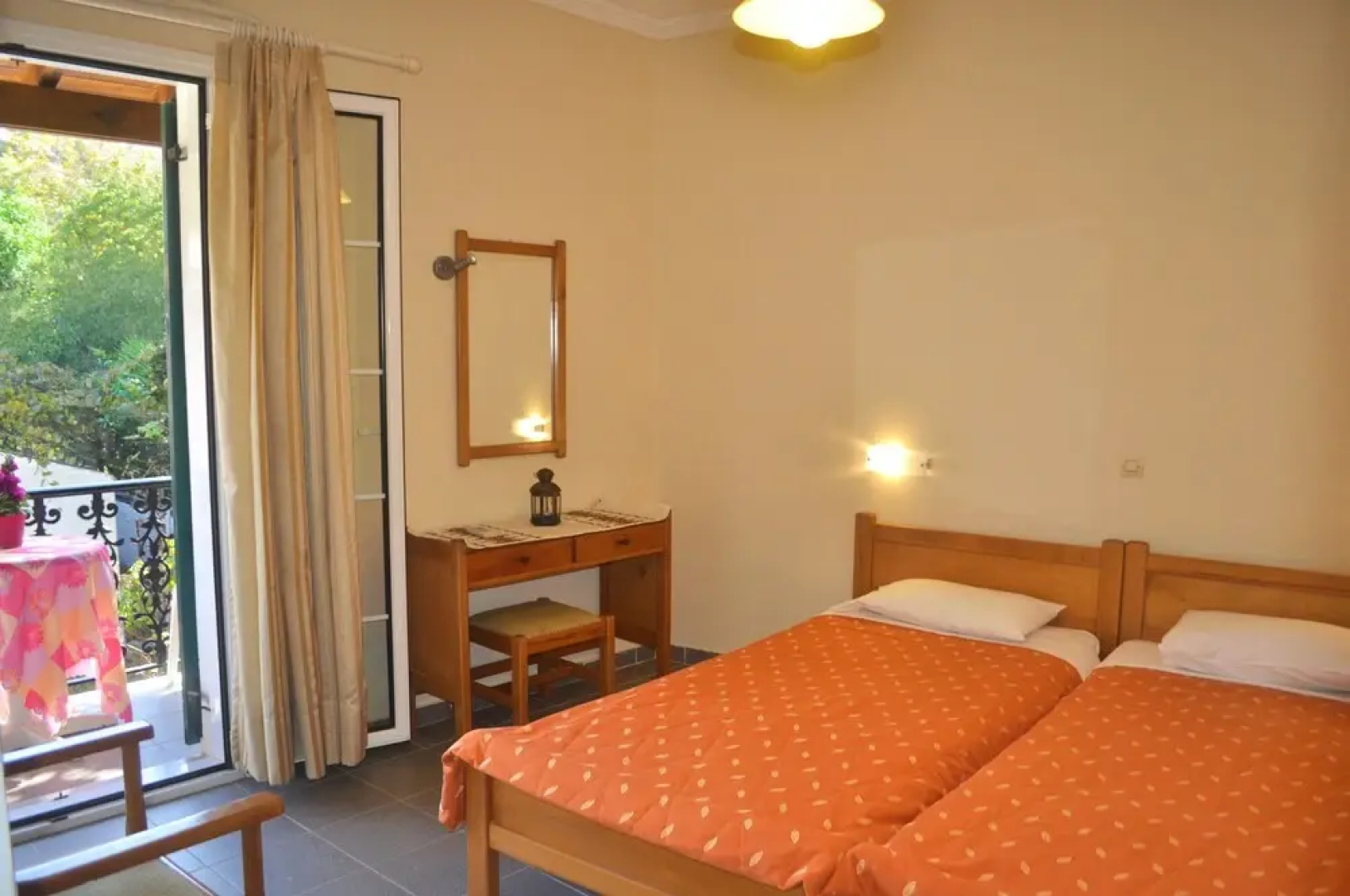 Holiday Studio Apartments Yannis on Agios Gordios Beach in Corfu