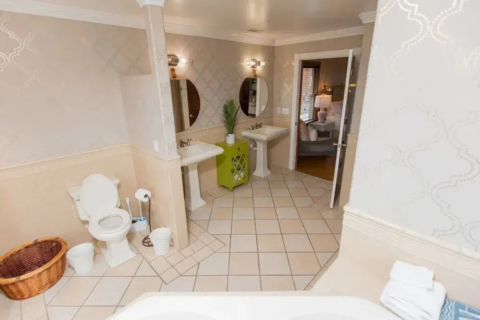 The Burrus House Inn Waterfront Suites