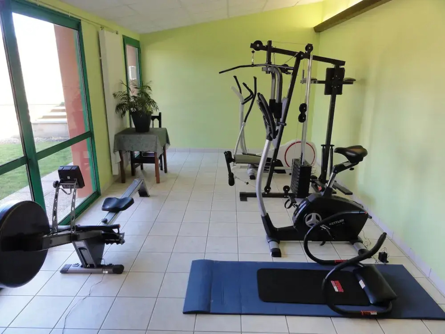 Hôtel-Restaurant La Crèche et sa piscine intérieure - Logis Hôtels