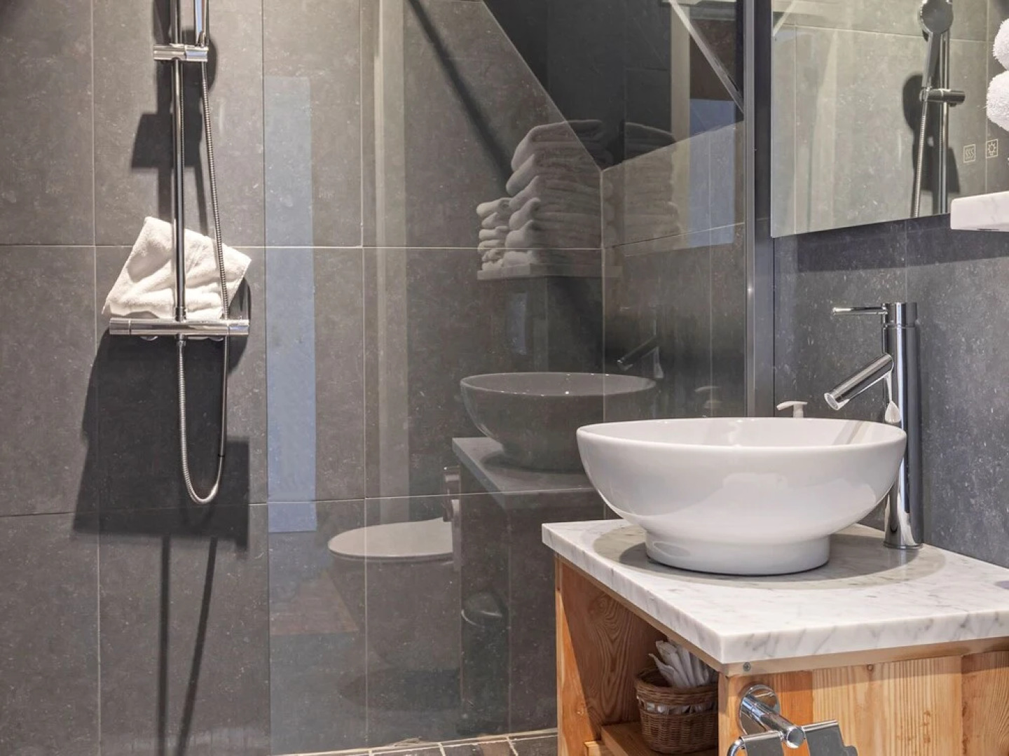 Beautifully Renovated Farmhouse for Groups, With Indoor Pool and Sauna