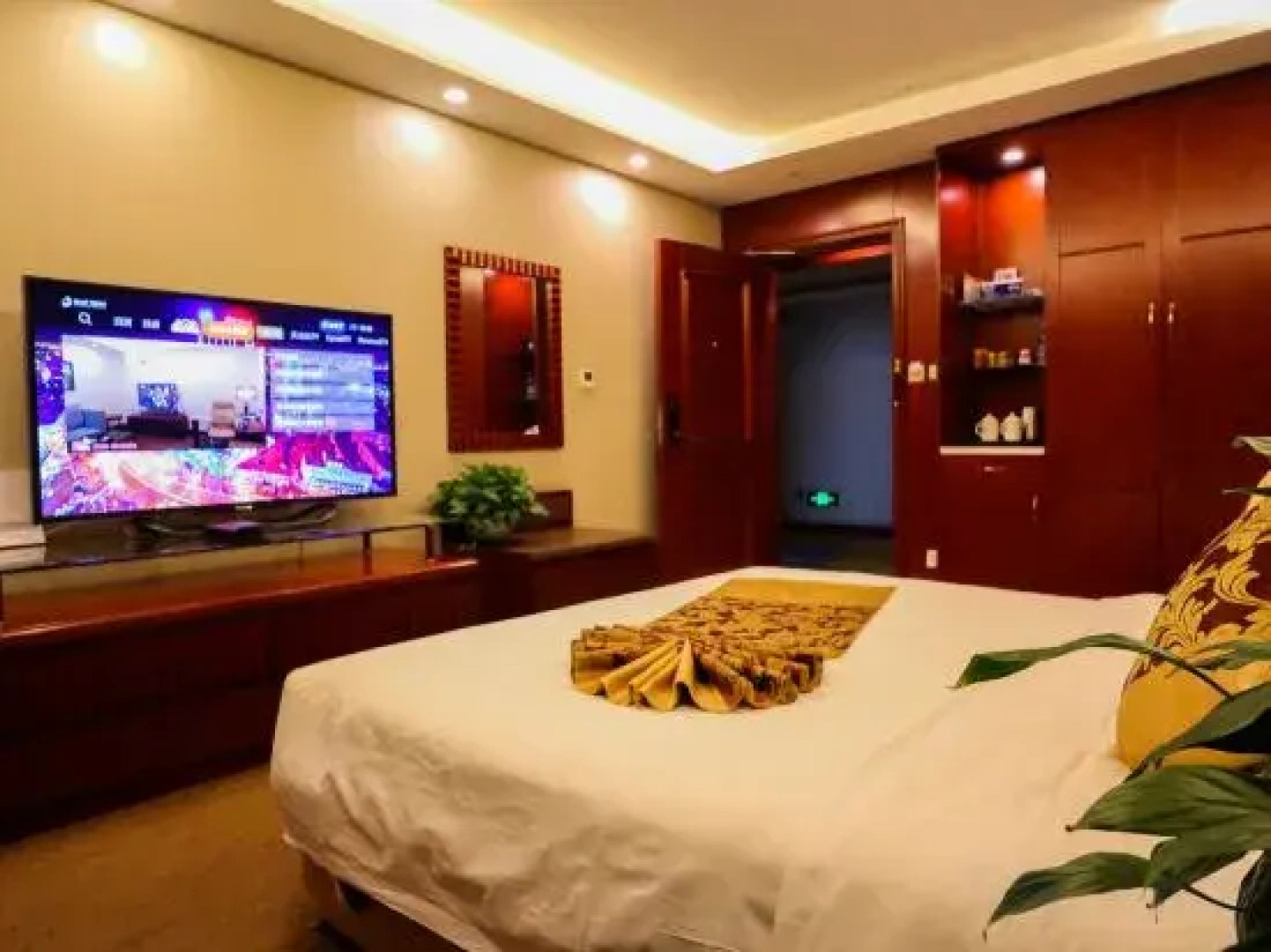 Hami Universal Hotel (Train Station)