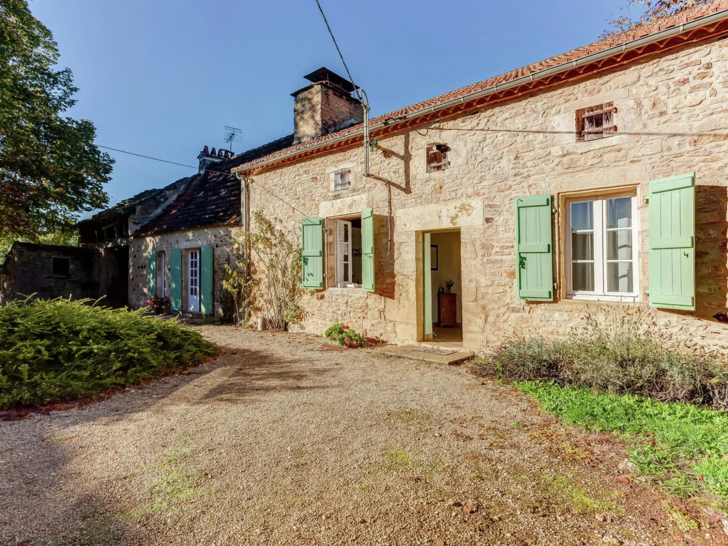 Rustic Holiday Home. In the Forest, Saint-caprais, 2 Bedrooms, 4 Person