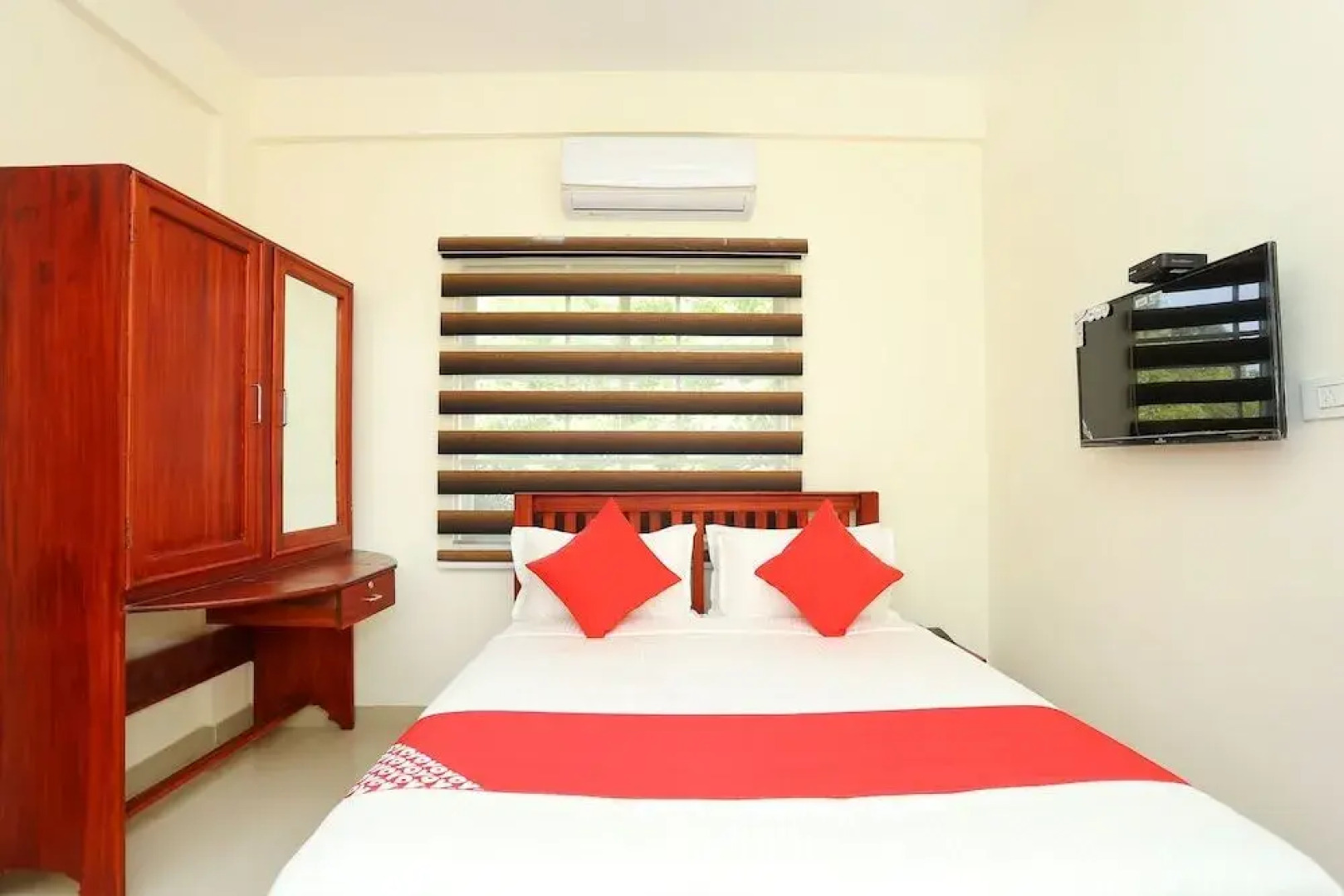 OYO 37302 White Cort