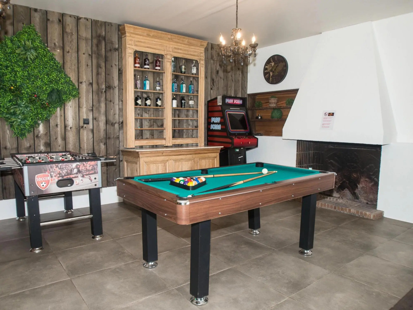 Magnificent Luxury Chateau in Vast Garden with Sauna & Hot Tubs