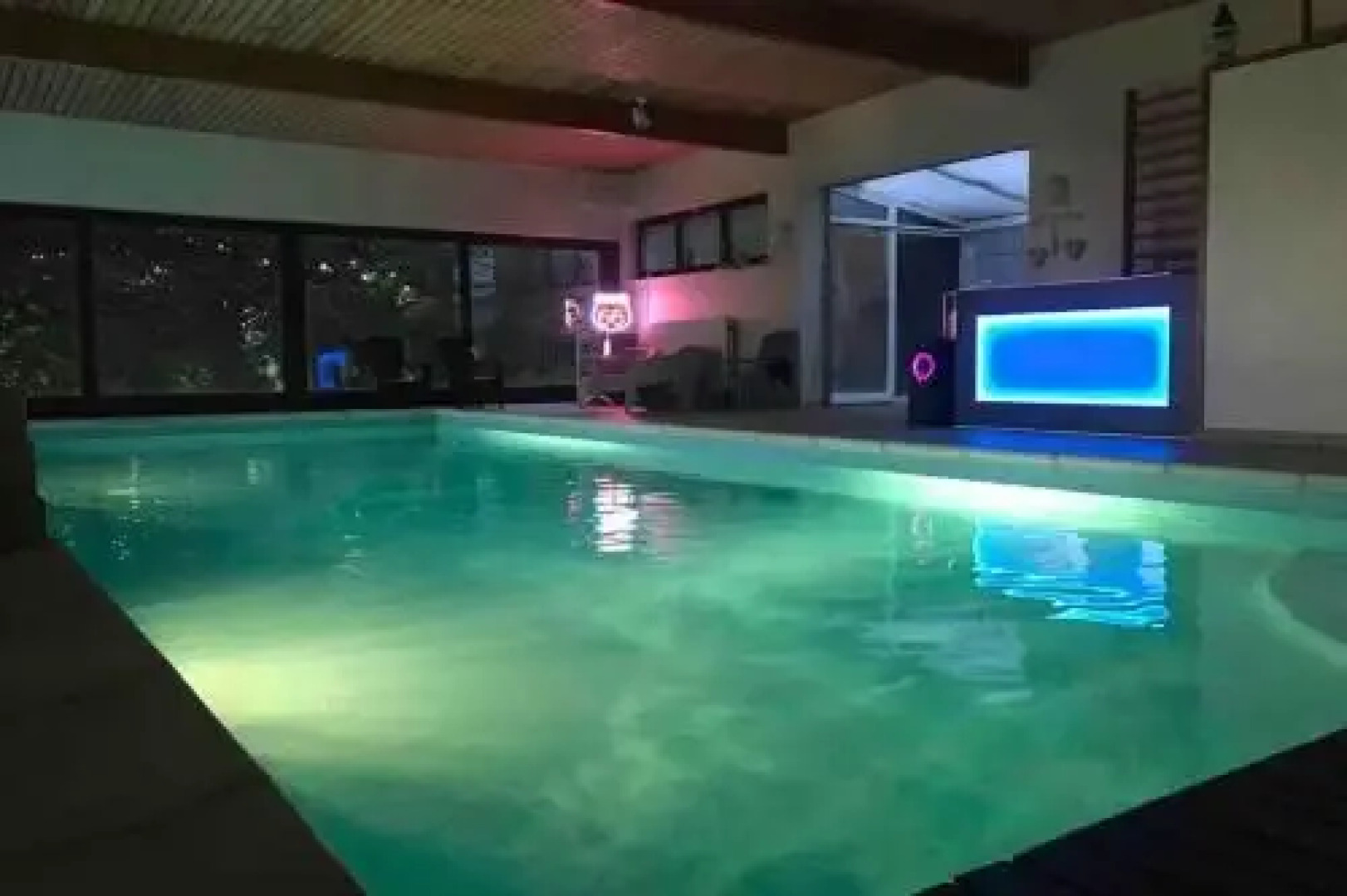 Week-end détente pour 4 pers. , piscine , jacuzzi