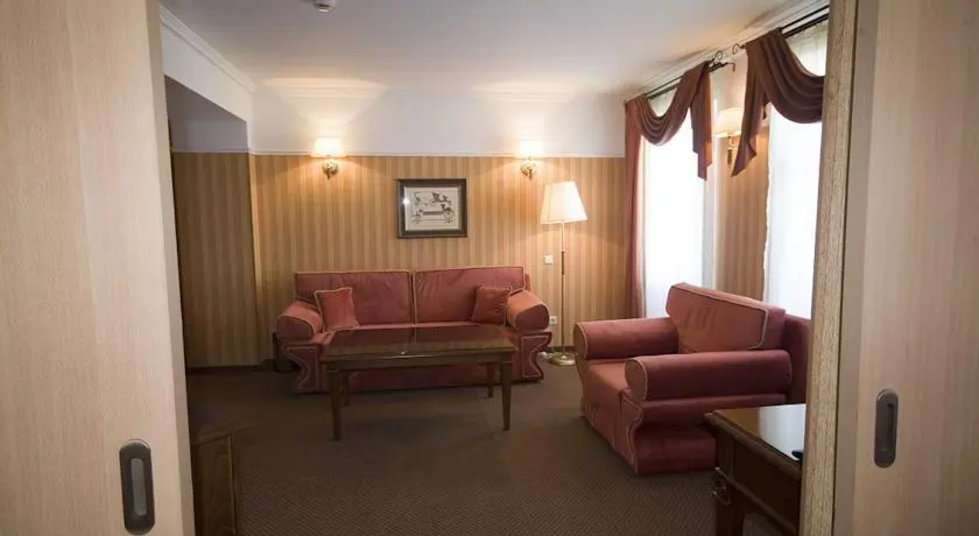 Отель Дафна