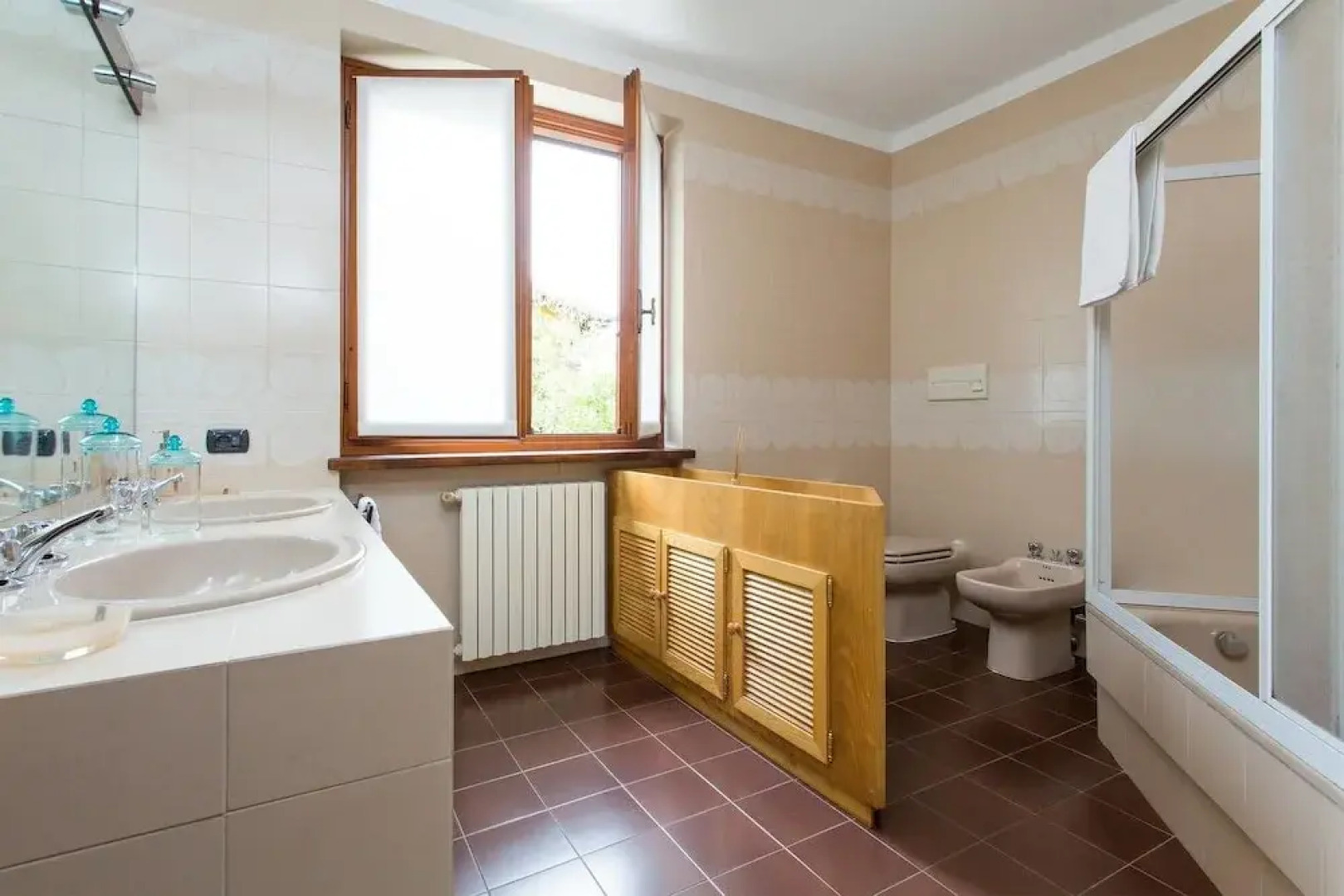 Beautiful Villa, Wifi, Bbq, Private Garden, Short Walk to Lakeside, Beach and Restaurants