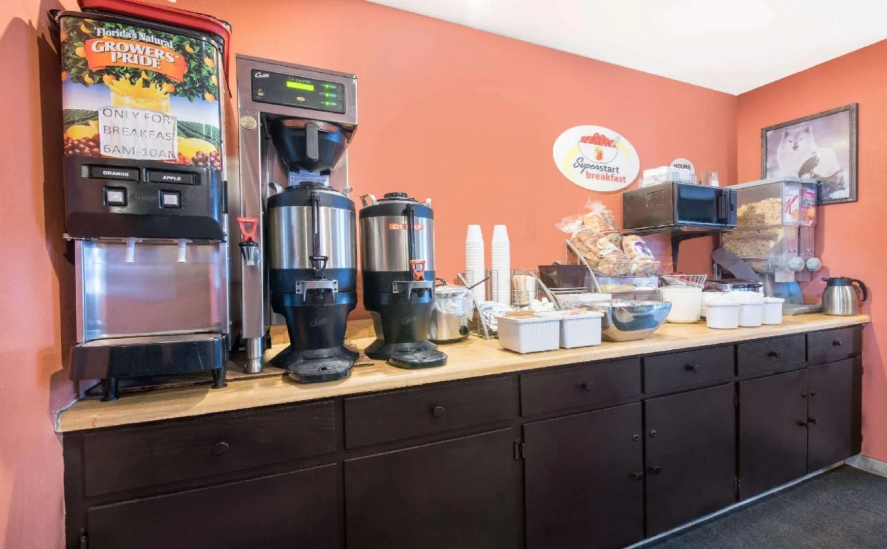 Super 8 by Wyndham Warroad