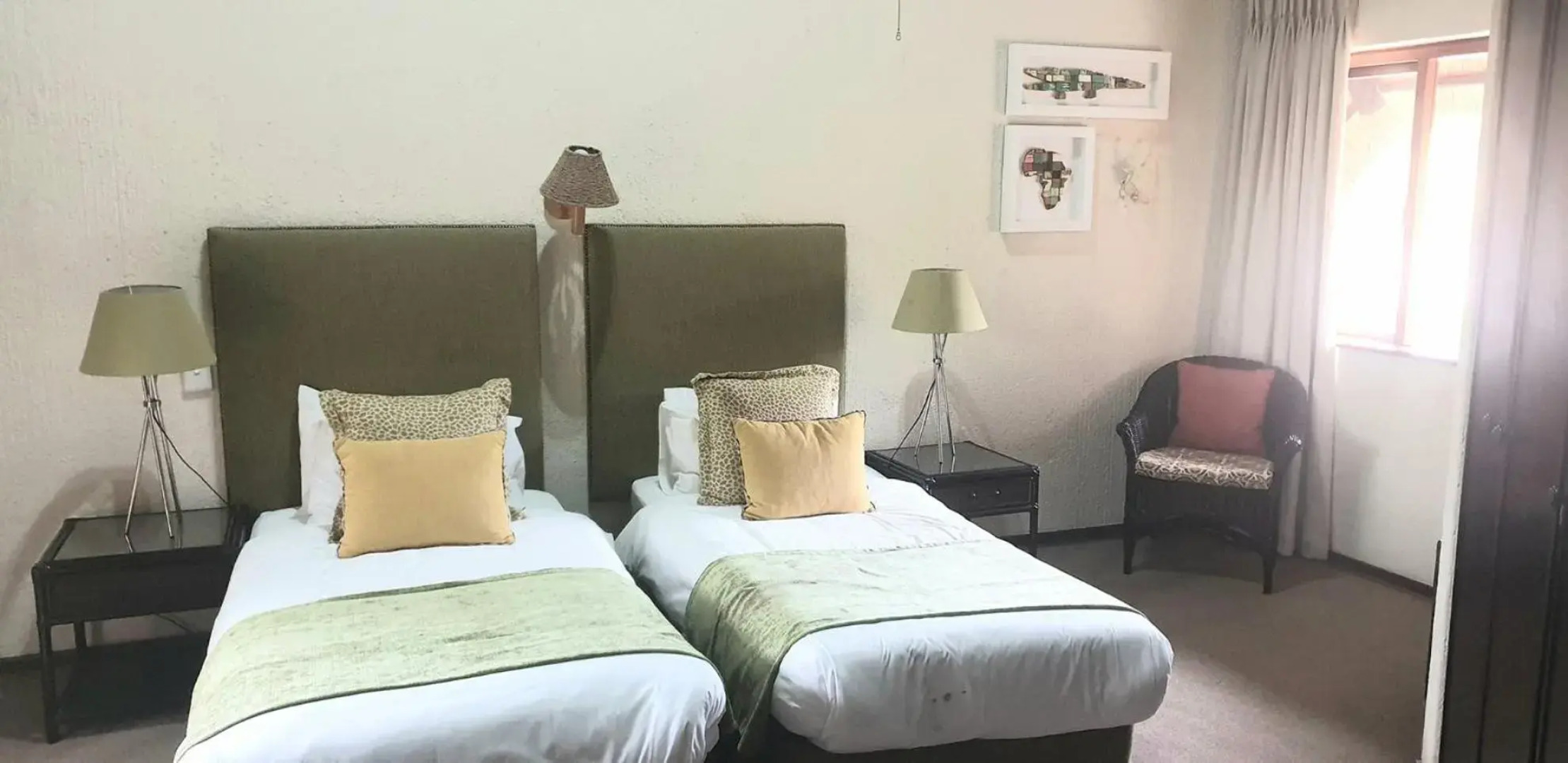 Dreamy 3 bedroom villa on the edge of the Sabie River in Kruger Park Lodge