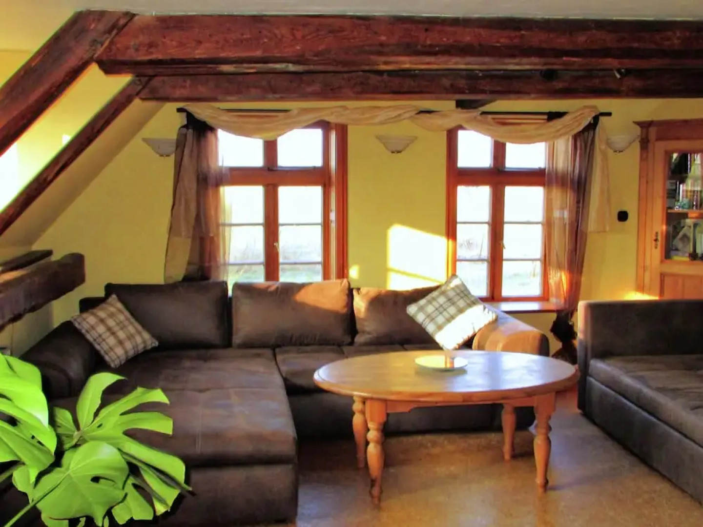 Spacious Apartment With Garden