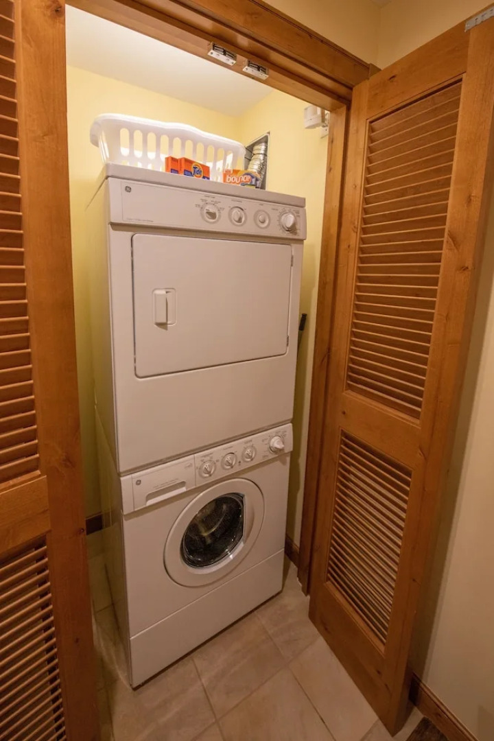 Comfortable 1 Bedroom Slopeside Condo - No Cleaning Fee! by RedAwning