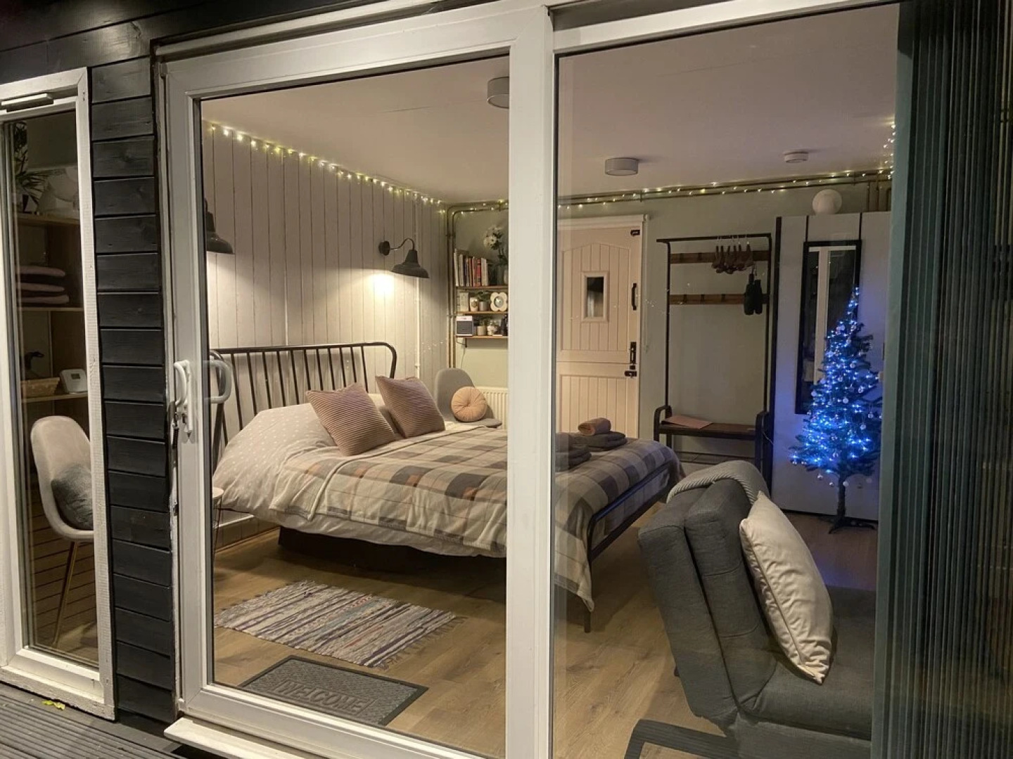 Unique 1+ bed Cabin, Parking and Private Garden