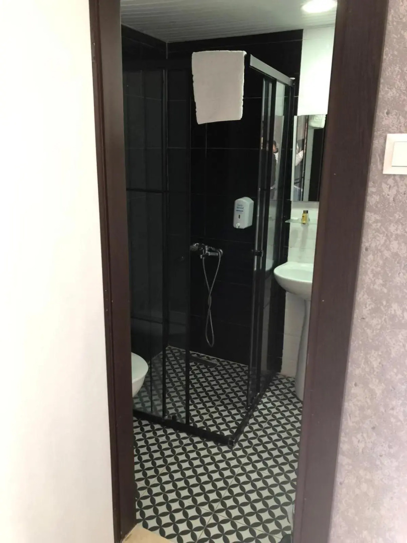 Anita Kemer Noch Hotel