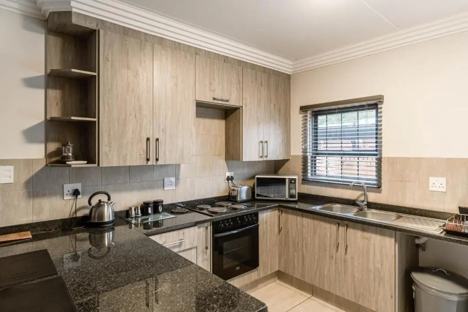 Camelot Guest House & Apartments