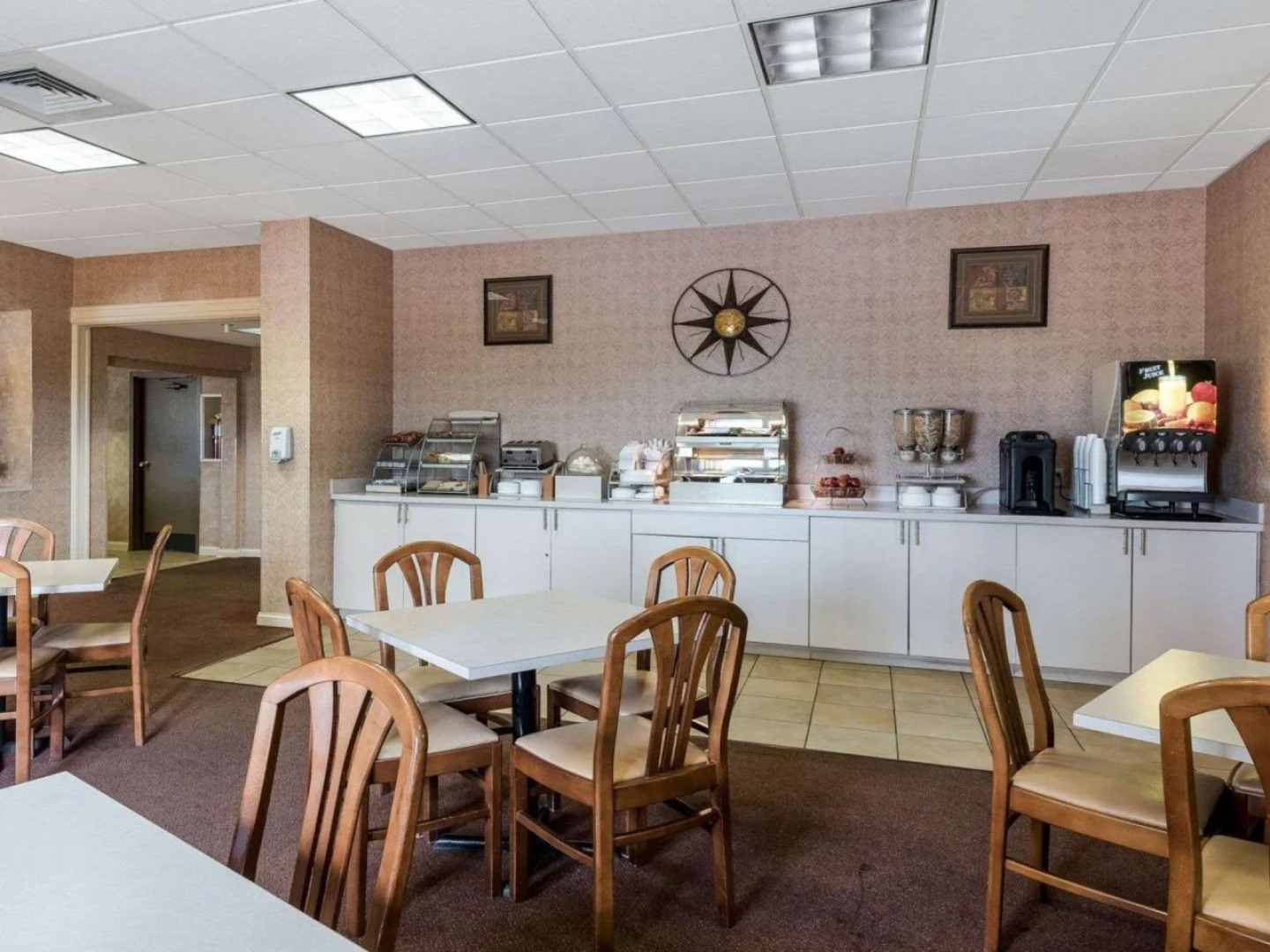 Econo Lodge Inn & Suites Triadelphia - Wheeling