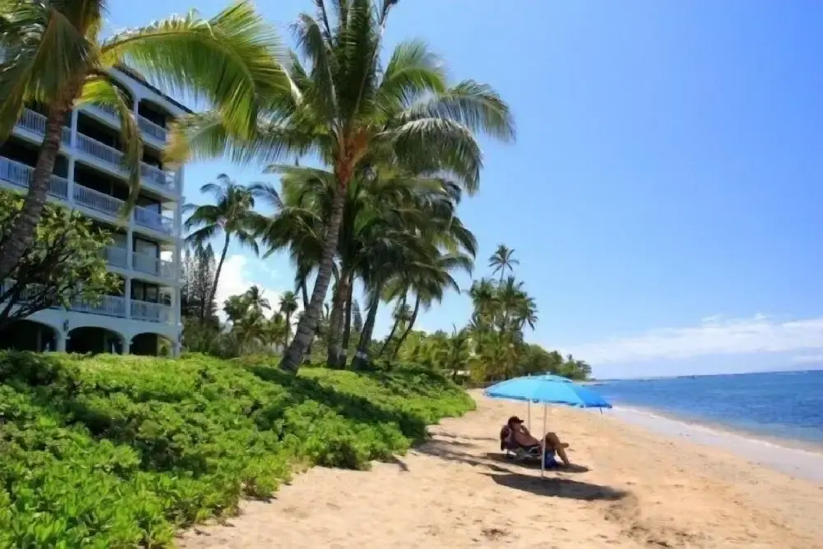 Lahaina Shores #425 Studio Bedroom Condo by RedAwning
