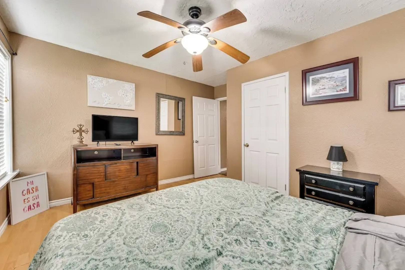 Fire Pit & Grill: Victoria Home Near Downtown