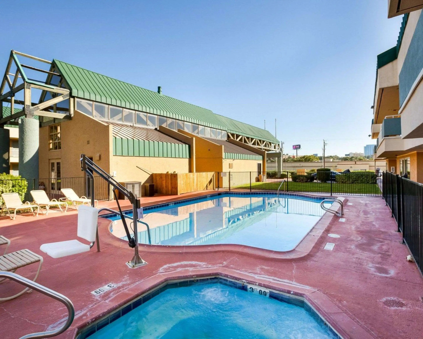 Rodeway Inn & Suites South of Fiesta Park