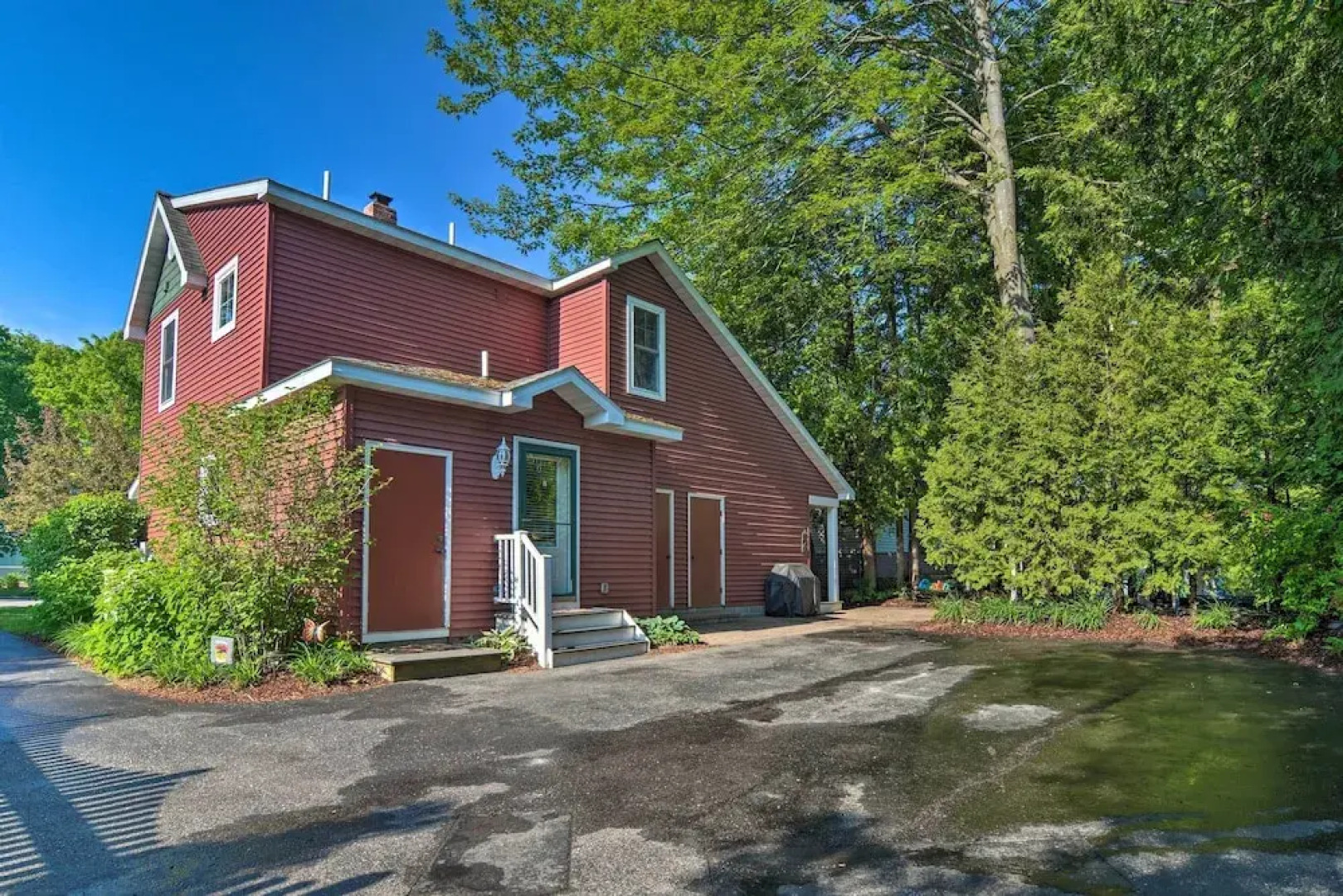 Downtown Charlevoix Duplex 1/2 Mi to Lake Michigan