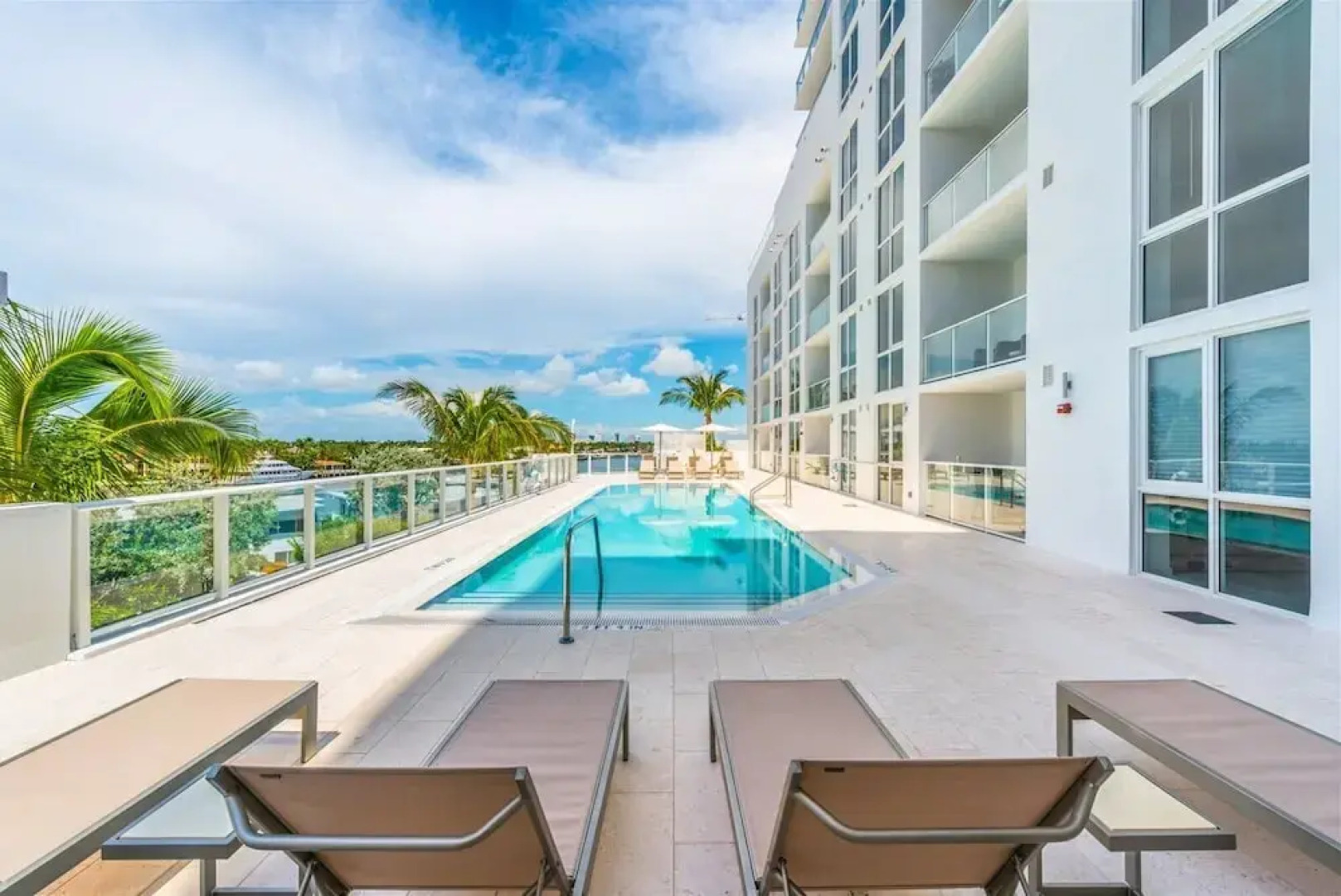 Top Fort Lauderdale Condo 7th Floor - Private and Sanitized, Hotel Amenities, Free Parking for Stays Over 27 Days, 400 ft From the Beach. Hosted by Super Host!