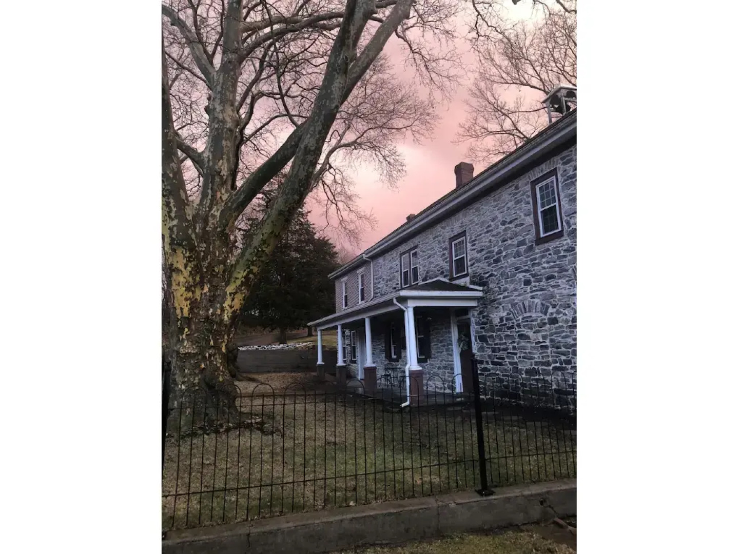 The Avenue Guesthouse and Gallery