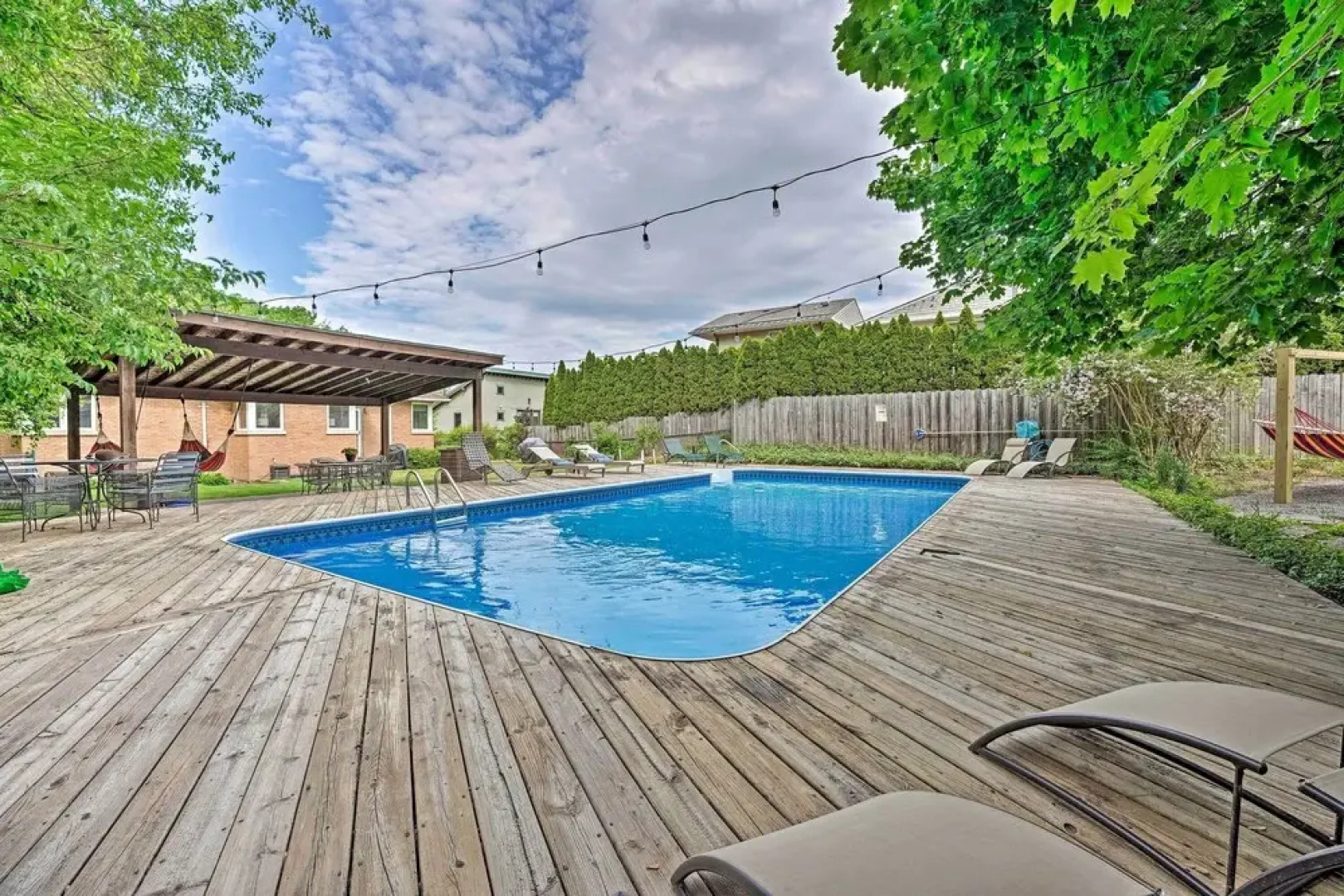 Lake Michigan Hideaway: Pool, Steps to Beach!