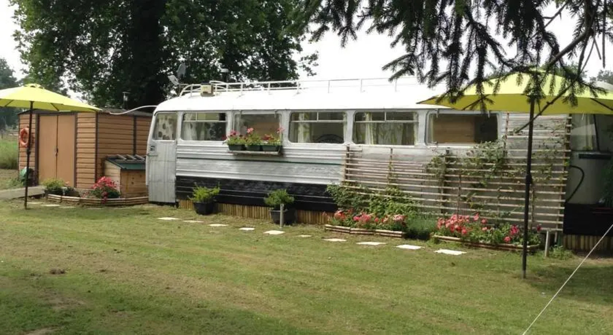 Bed and breakfast Lakeside Vintage French bus