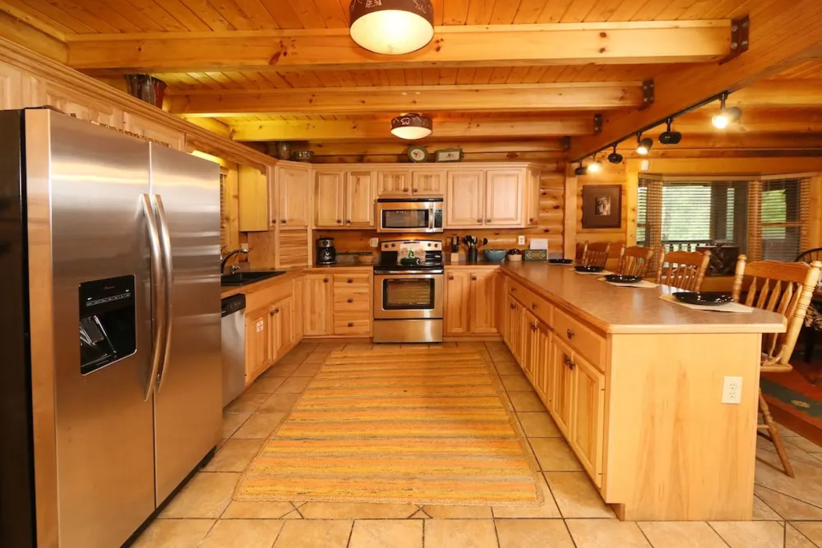 Black Bear Hideaway - Five Bedroom Cabin