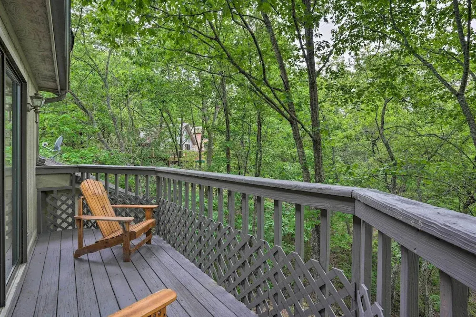 Beaver Lake Retreat w/ Deck & Private Hot Tub