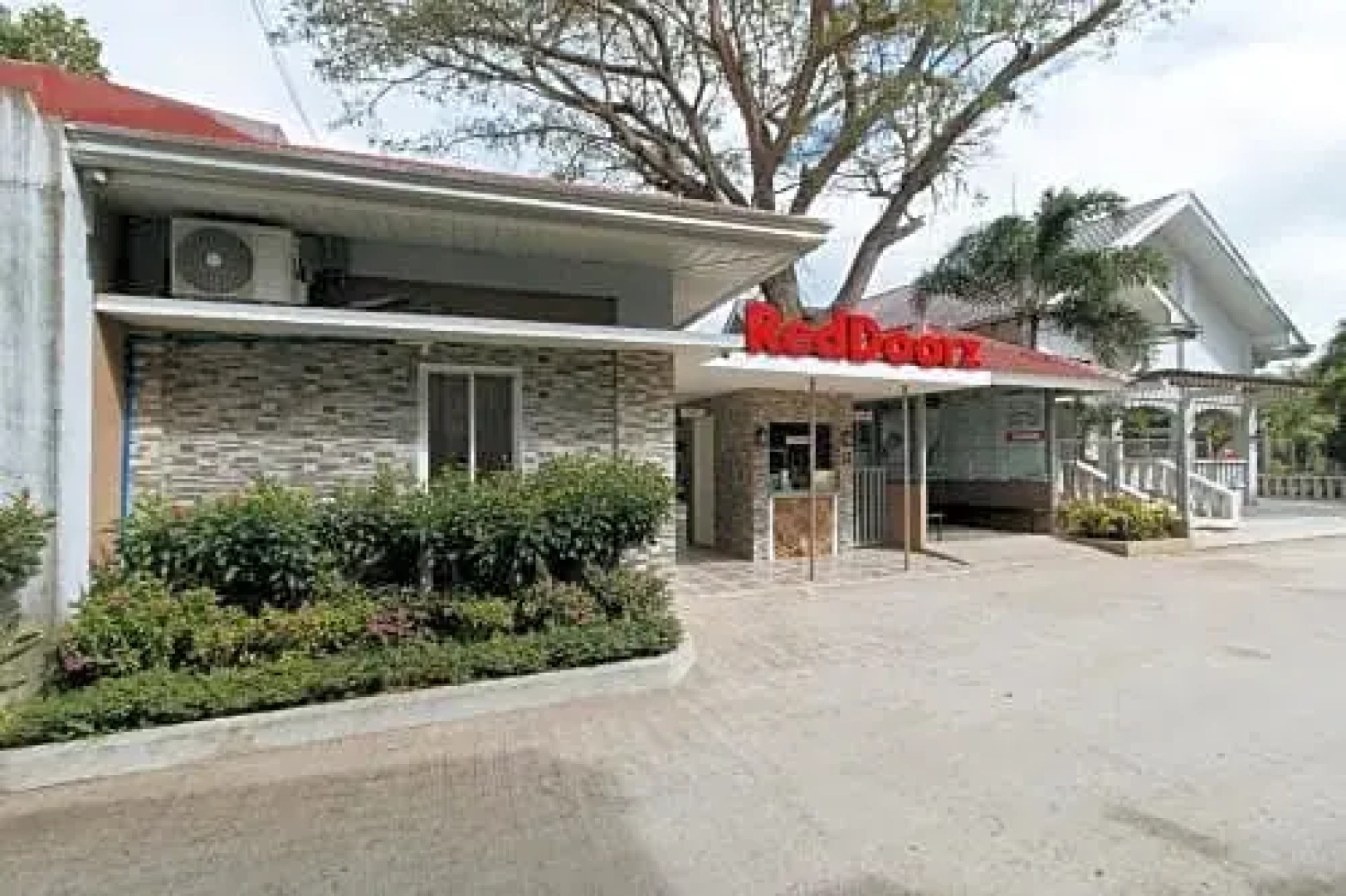 RedDoorz Premium at Trece Indang Road