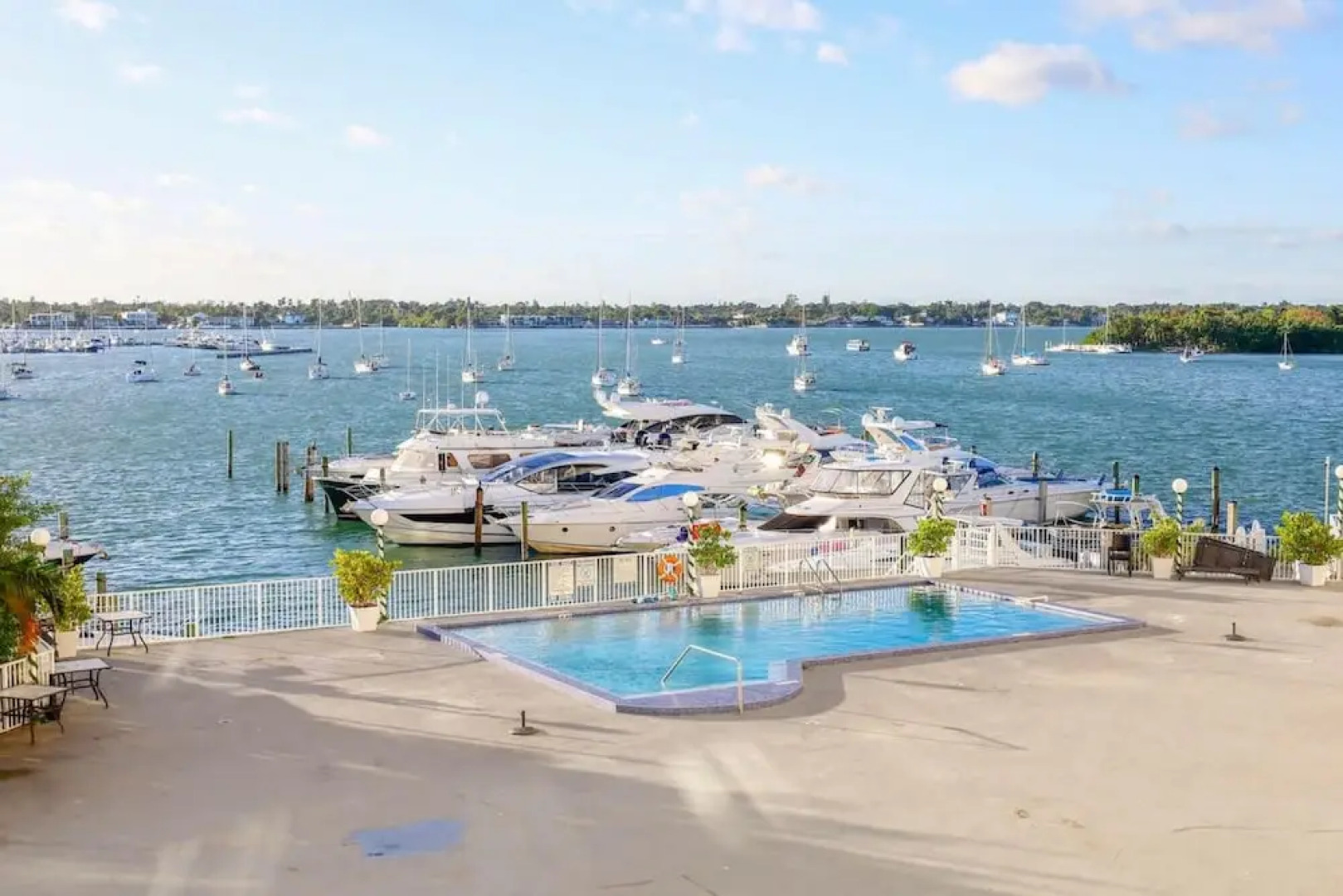 Bayshore Bliss- Cozy Space Pool Views