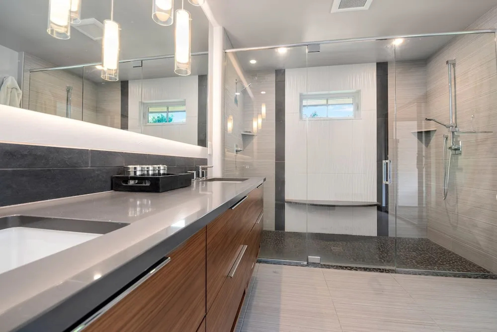 Relaxing in Paradise W Private Roof Top Deck!!