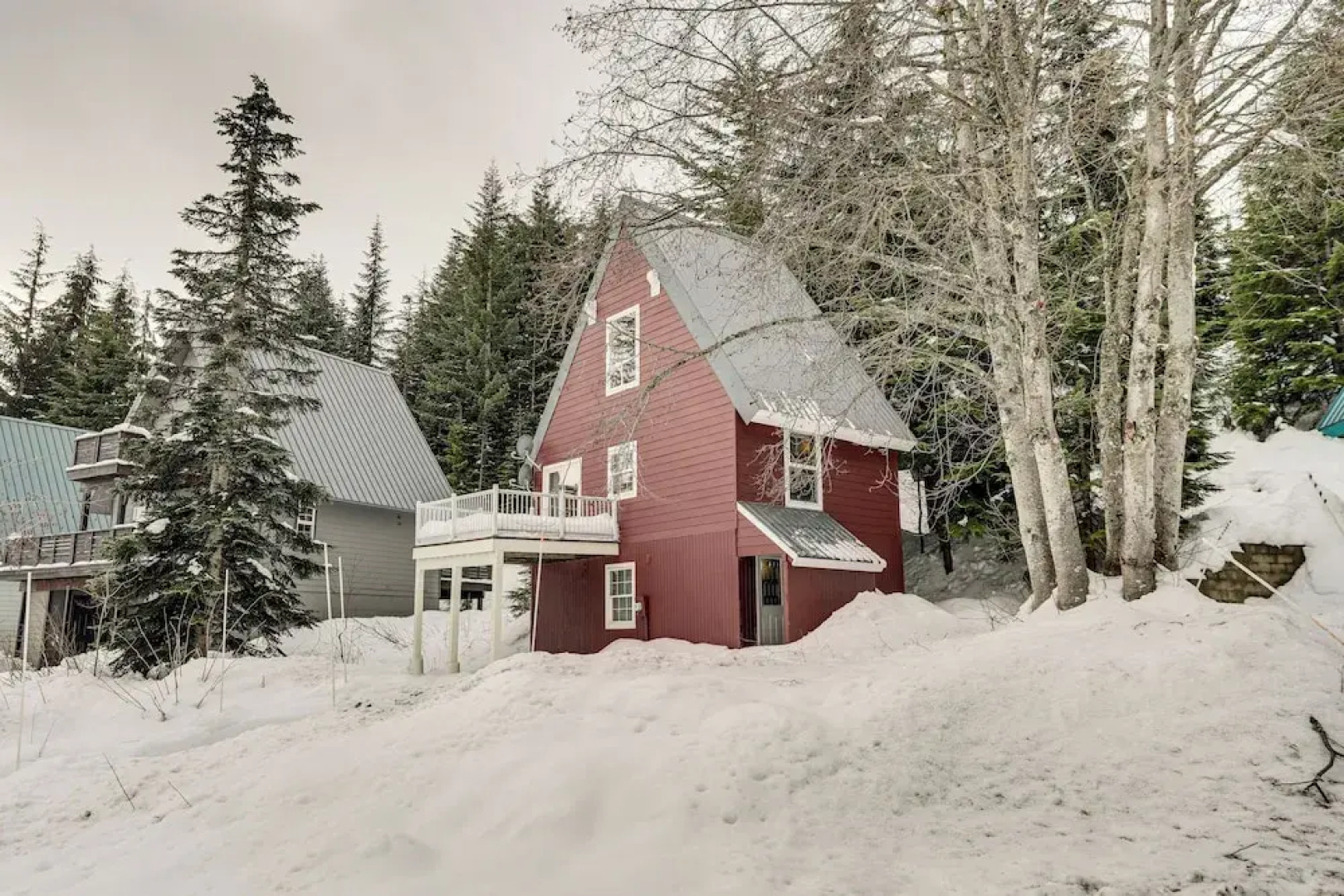 Snoqualmie Pass Cabin w/ Deck: Walk to Ski Lift