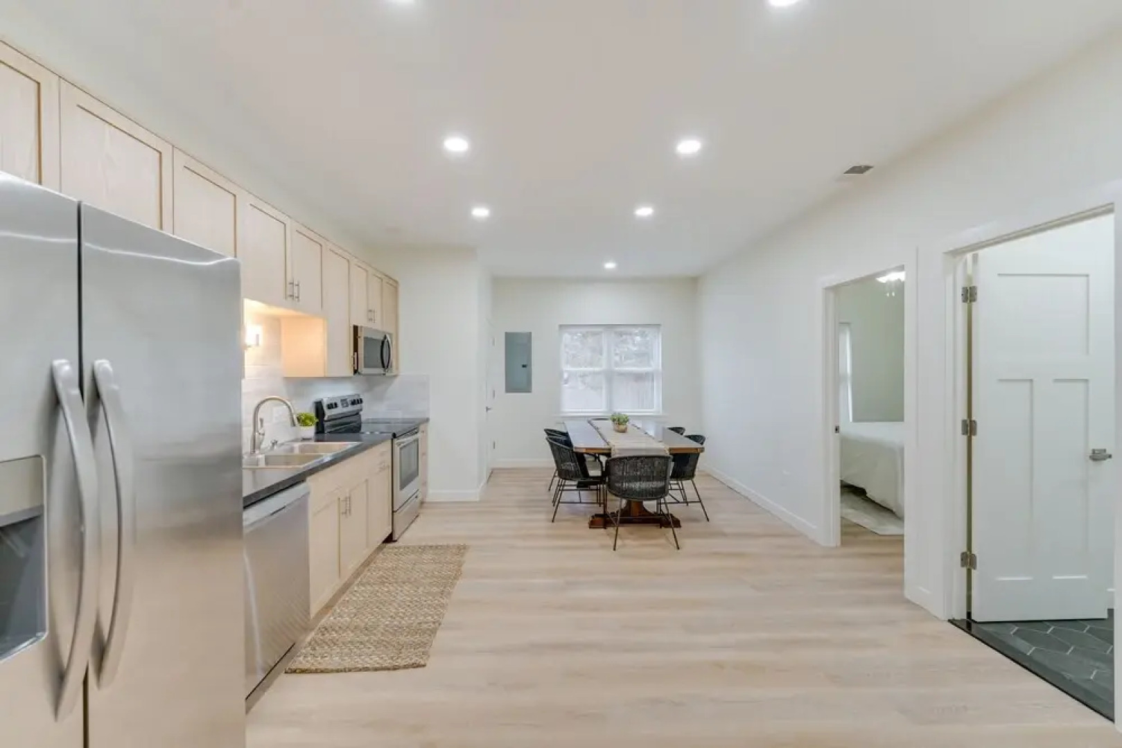 St Clair Apartment - Walk to River & Boardwalk!