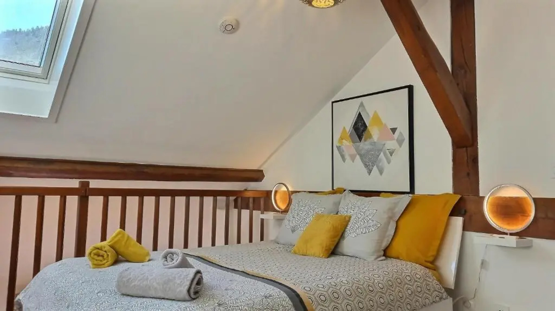 Yellow Home-by So'SerenityHome-balcon vue montagne-mezzanine