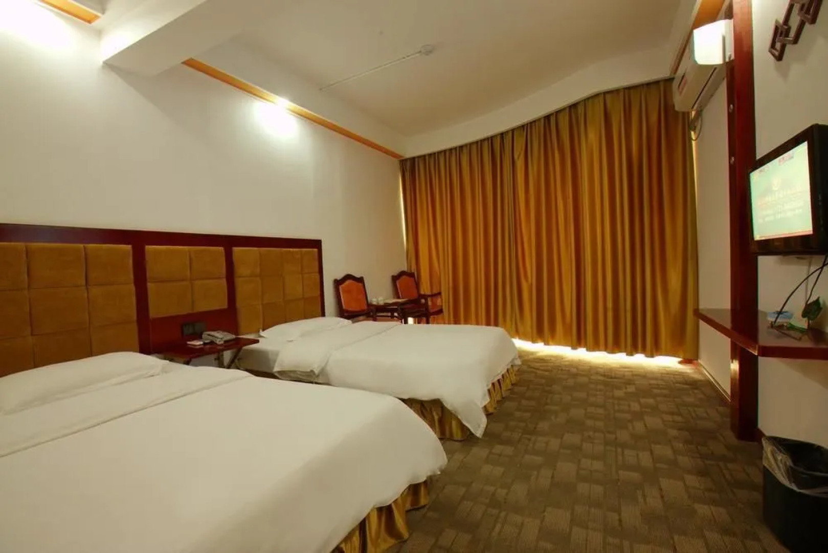 Zhangjiajie Wind and Cloud Holiday Hotel