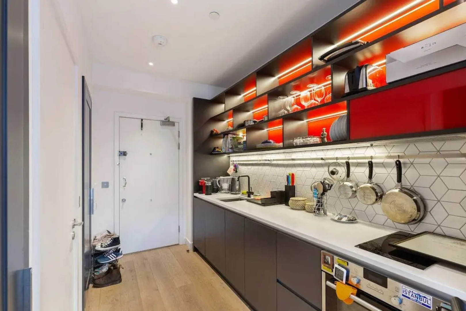 Stunning Studio With Decorated Interior in Poplar