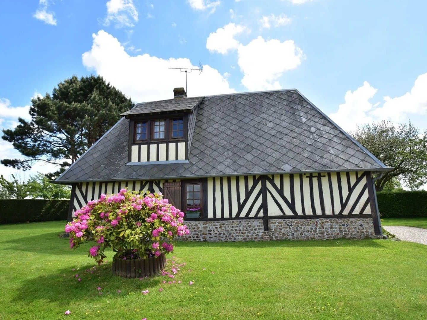 Rural, Detached Holiday Home With Pleasant Garden Near the French West Coast