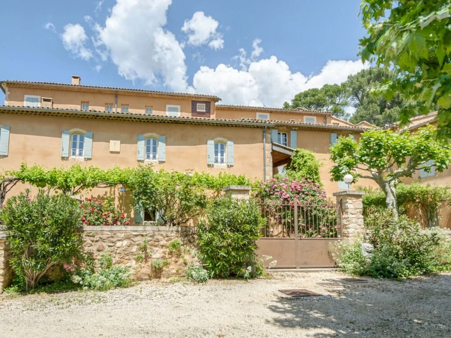 Secluded Holiday Home in Rustrel With Swimming Pool