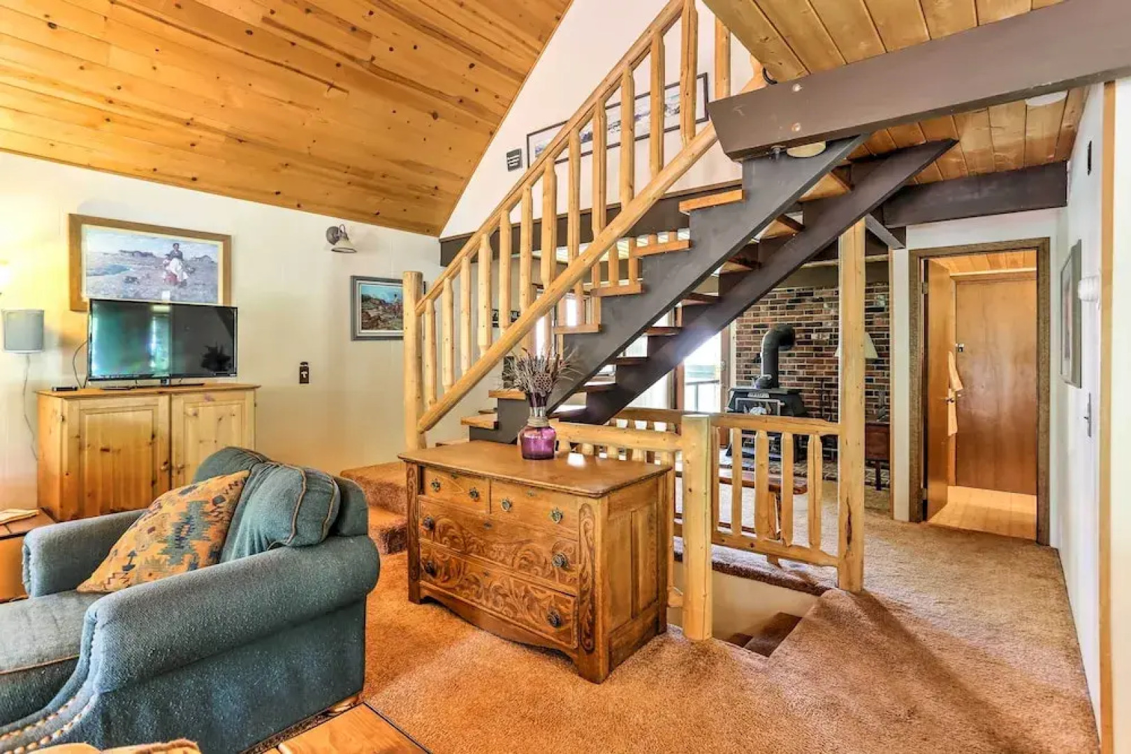 Riverside Winthrop Chalet w/ Hot Tub & 2 Decks!