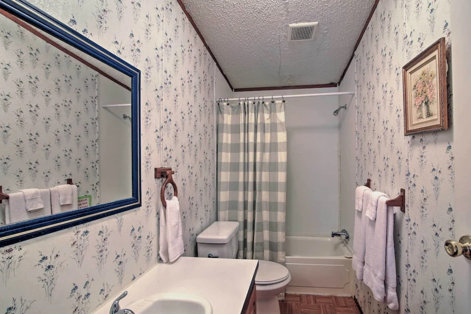 Utopia Family Home w/ Mountain Viewing Deck!