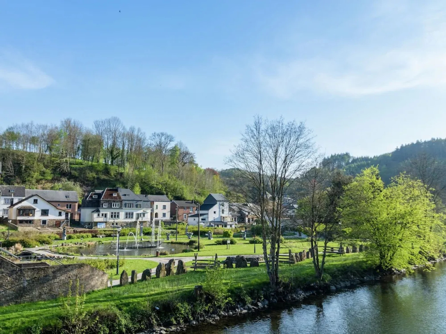 Perfect Spot on Edge of Large Woods with Hot Tub