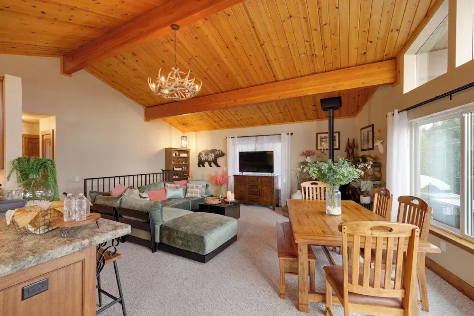 Hot Tub + Scenic Views: Luxury Twain Harte Cabin!