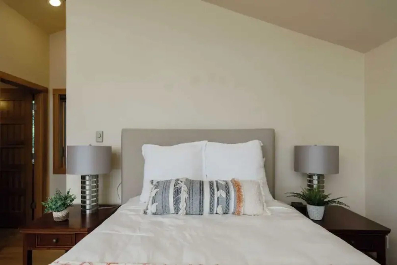 The Castle Rock Estate by Avantstay Steps From Arch Cape Beach w/ Hot Tub & Sauna