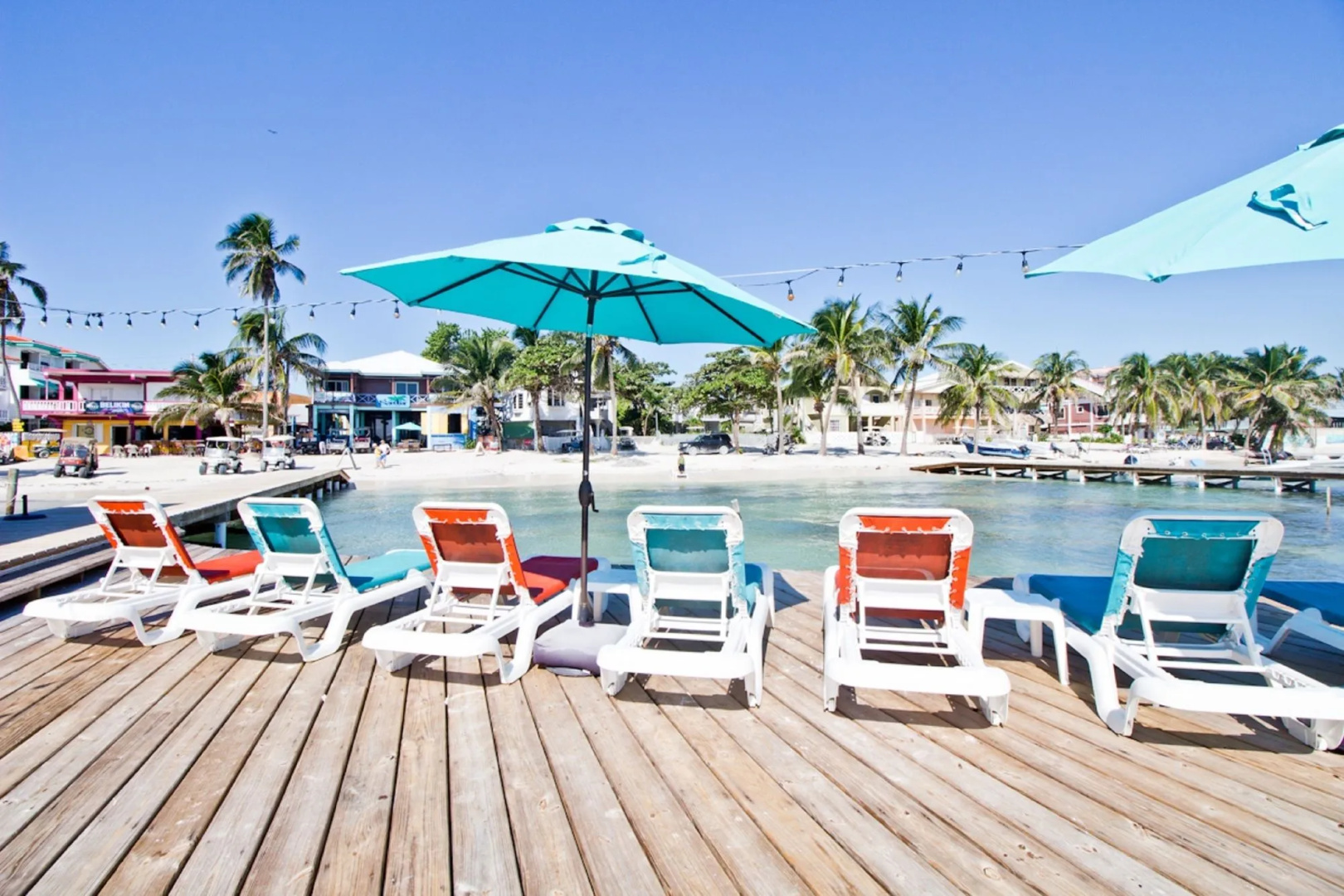 Sandbar Beachfront Hotel & Hostel
