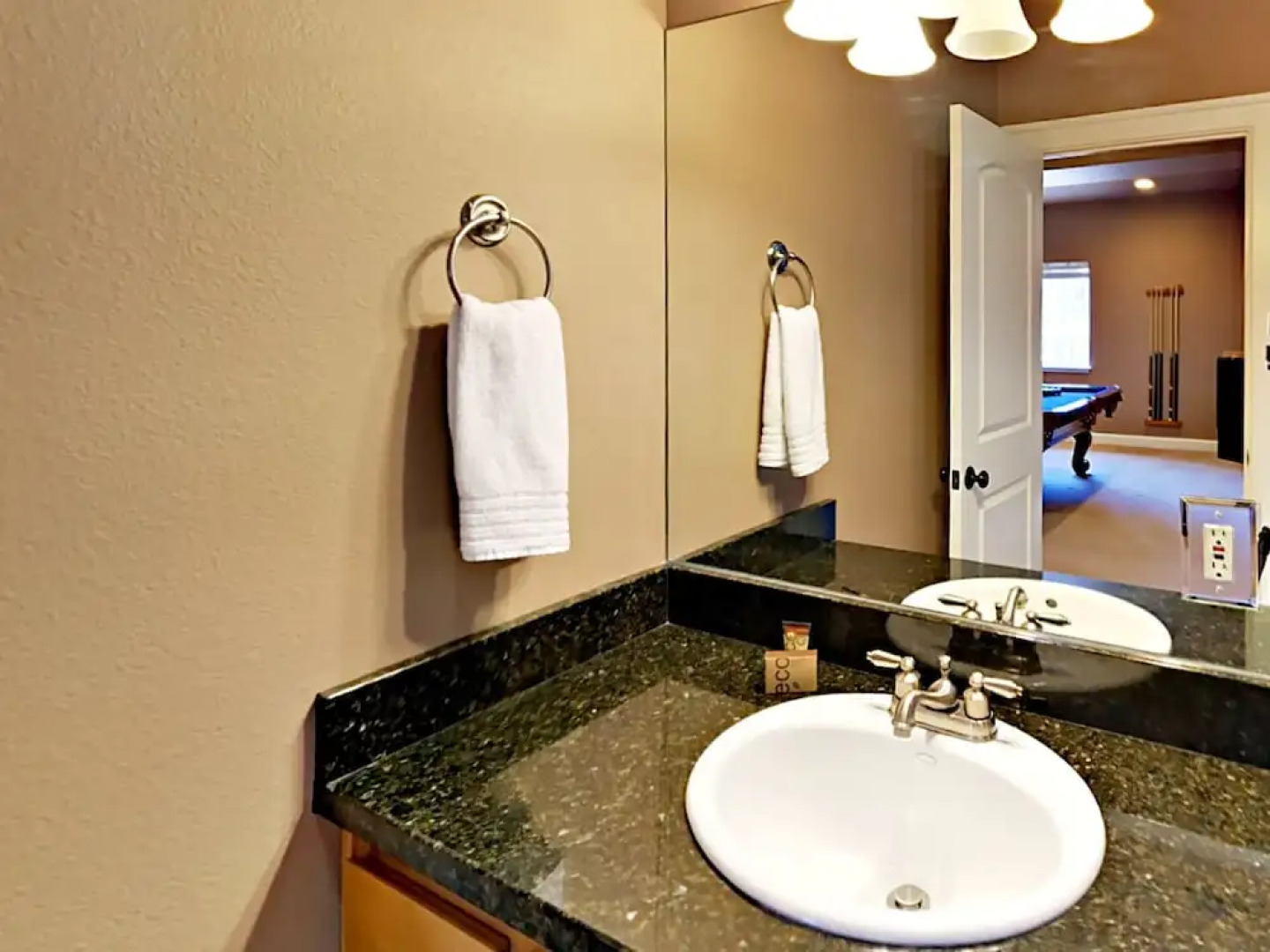 913 Lake Tahoe Blvd Home 4 Bedrooms 3.5 Bathrooms Home