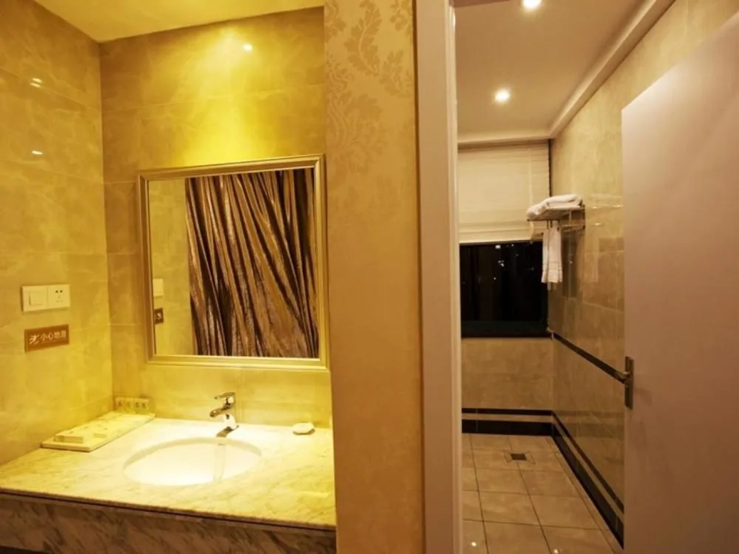 Jiaxing Donghong Noble Business Hotel