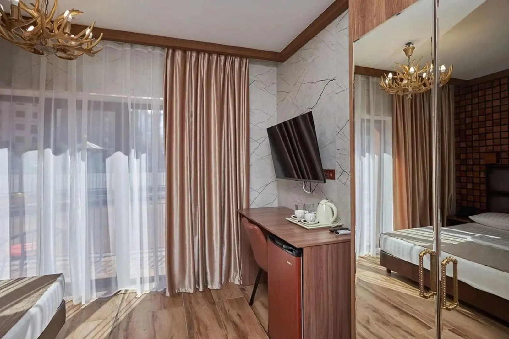 Апартаменты в отеле Red Wood (Ред Вуд)