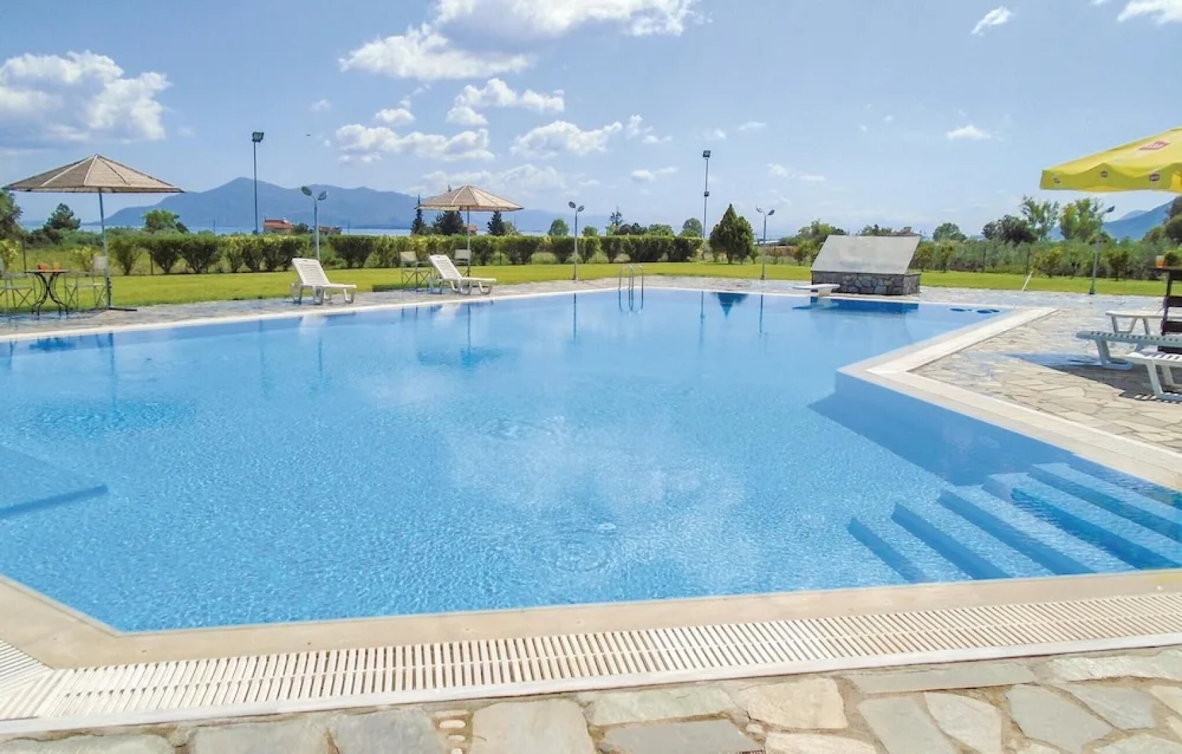 Amazing Home in Kamena Vourla With Wifi and 9 Bedrooms