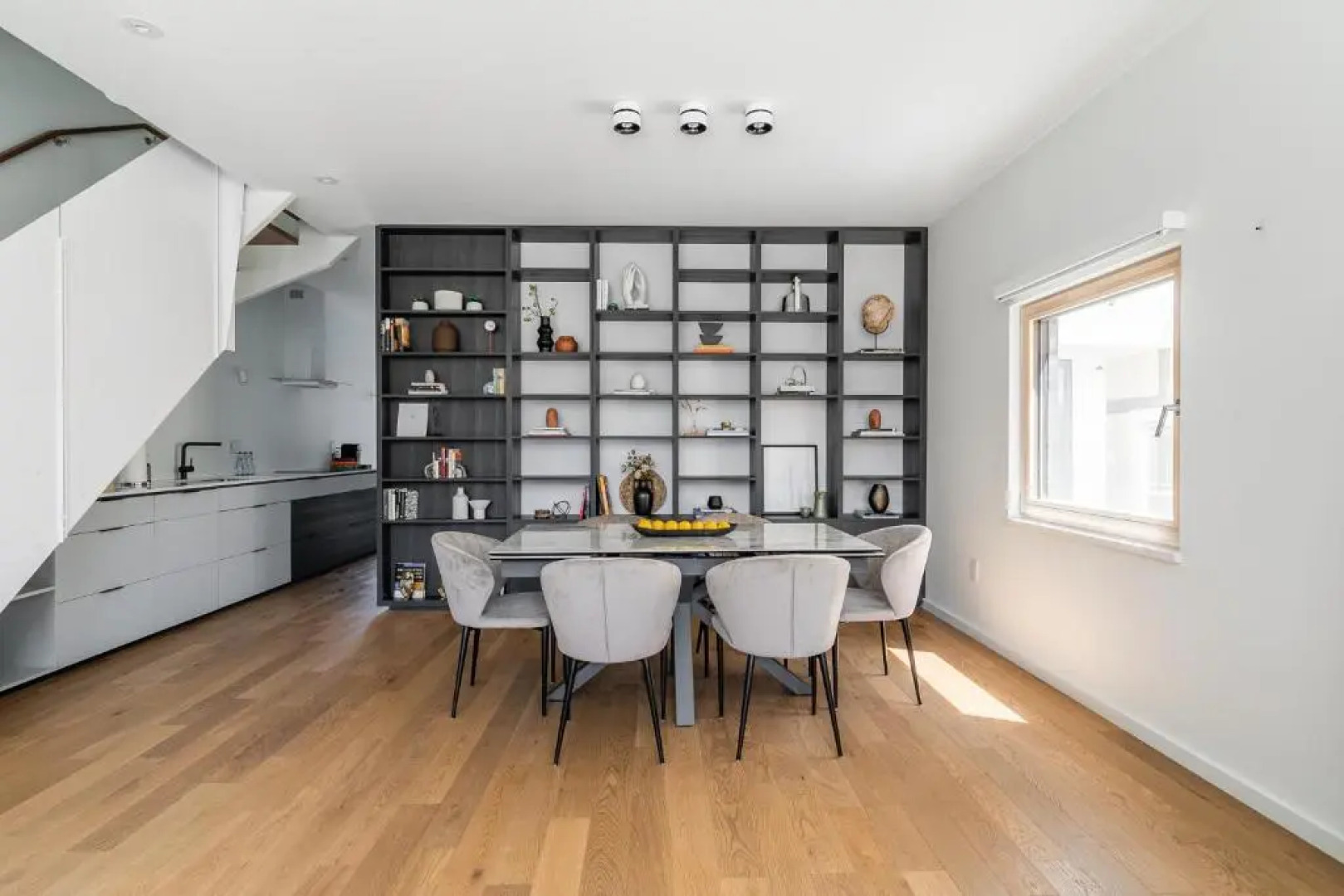 Modern Lakeside House in The Beaches